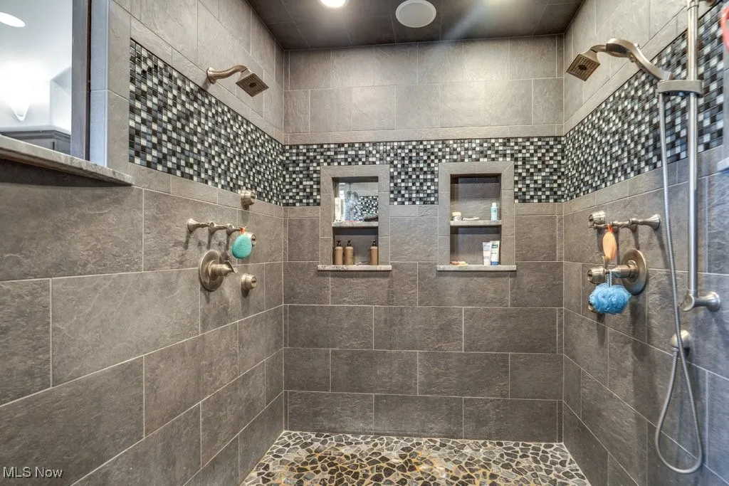 Full bath featuring tiled shower and recessed lighting
