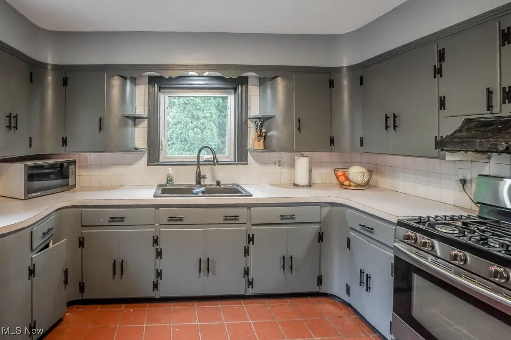 901 E Robinson Avenue, Barberton, Ohio 44203,MLS Now Listing ID