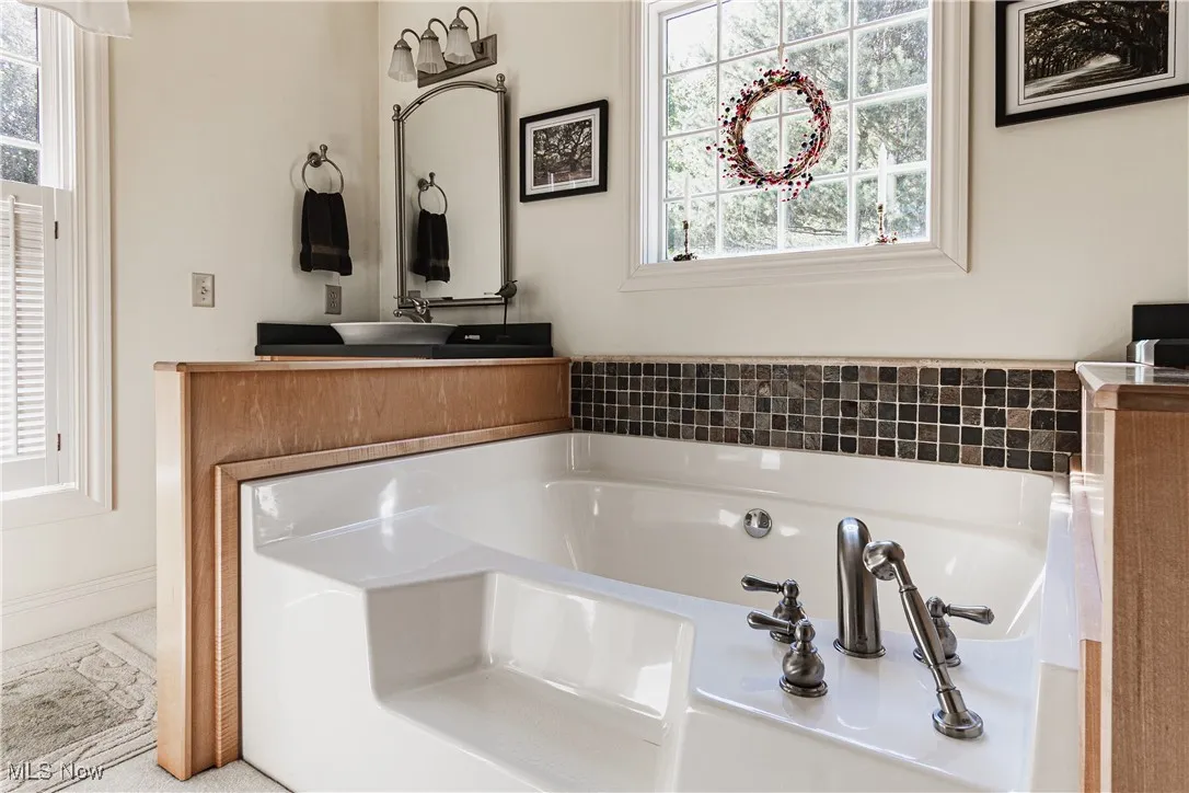 Garden tub to enjoy soaking