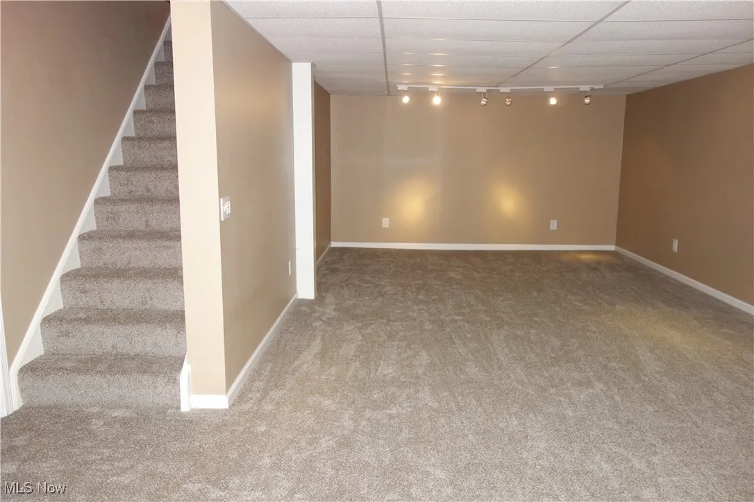 Superb potential in this Recreation room w/ brand new carpet
