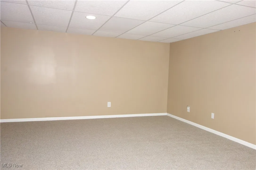 Superb potential in this Recreation room w/ brand new carpet