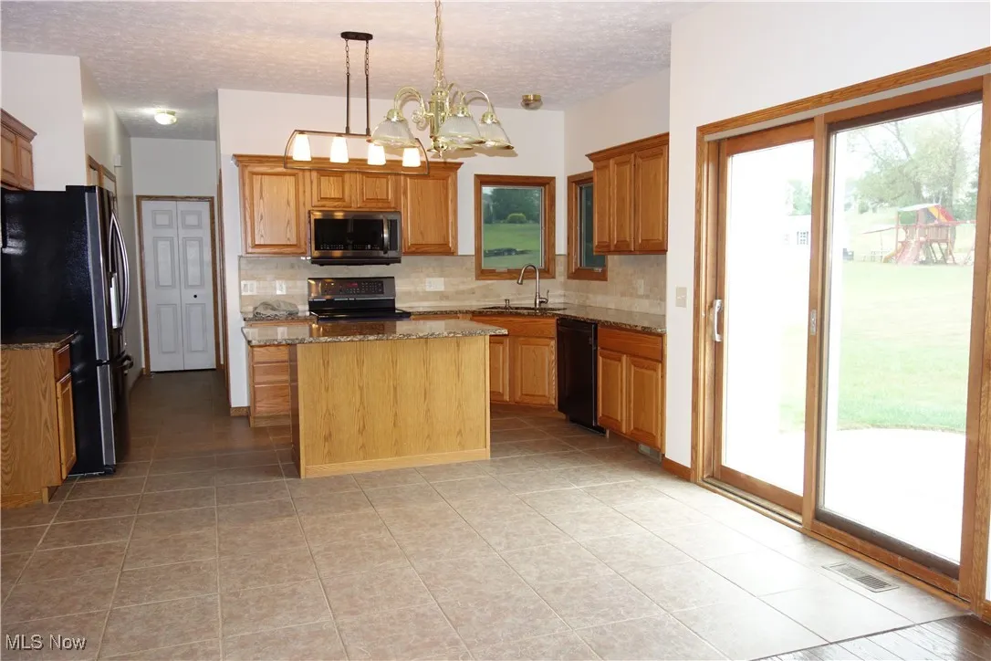 Jumbo Kitchen, eating area & Family Room