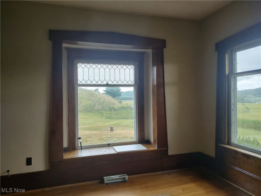 Bay window w/leaded glass