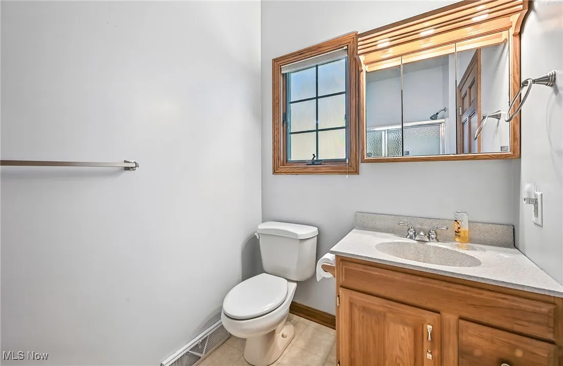 En suite full bath to 3rd bedroom