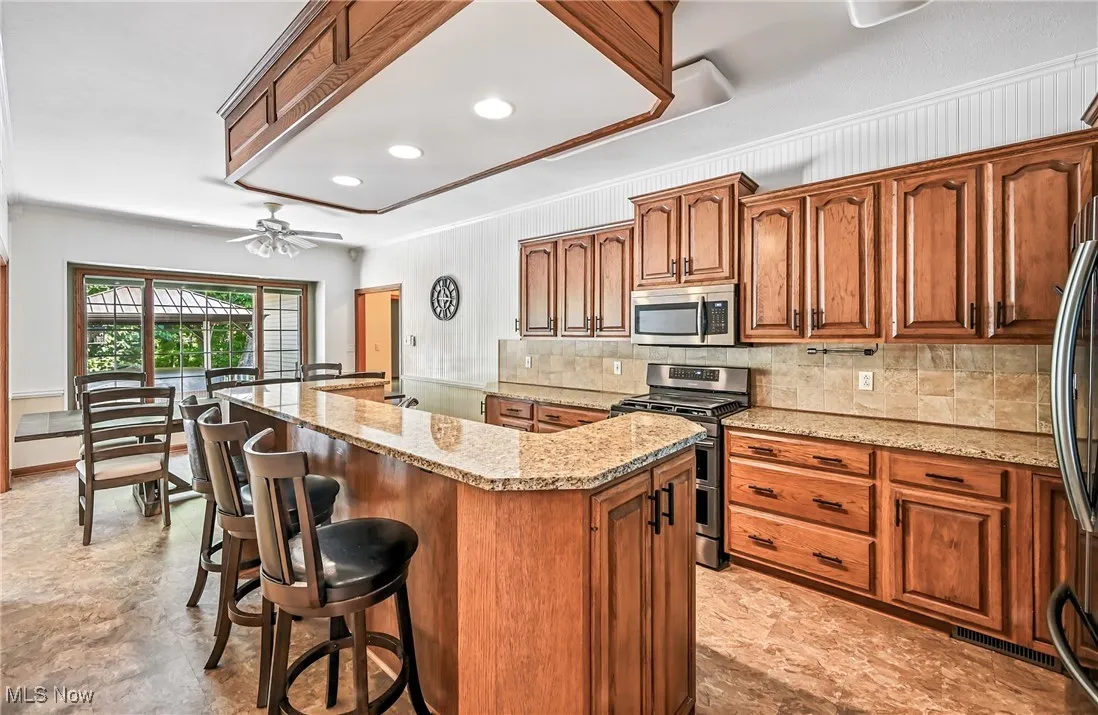 akfast bar, and stainless steel appliances