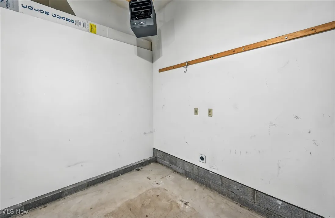 Heated garage w/ EV charging, 220
