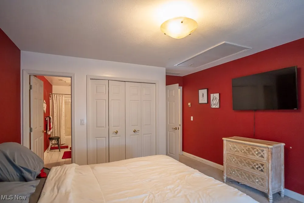 Bedroom with a closet and ensuite bathroom