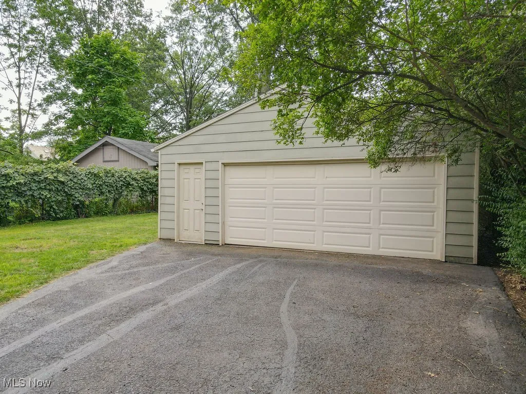 Detached garage