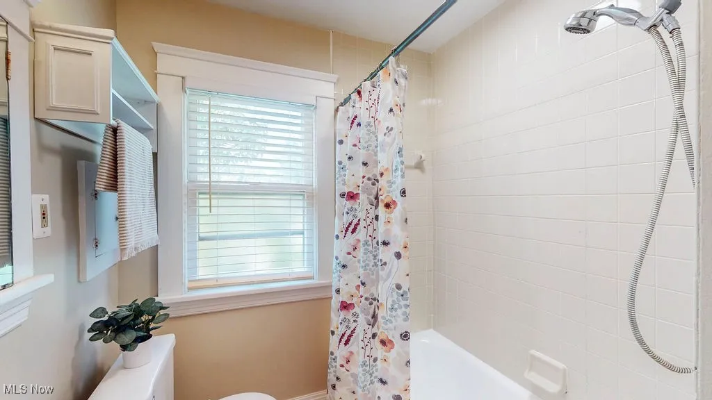 Additional view of full bathroom.