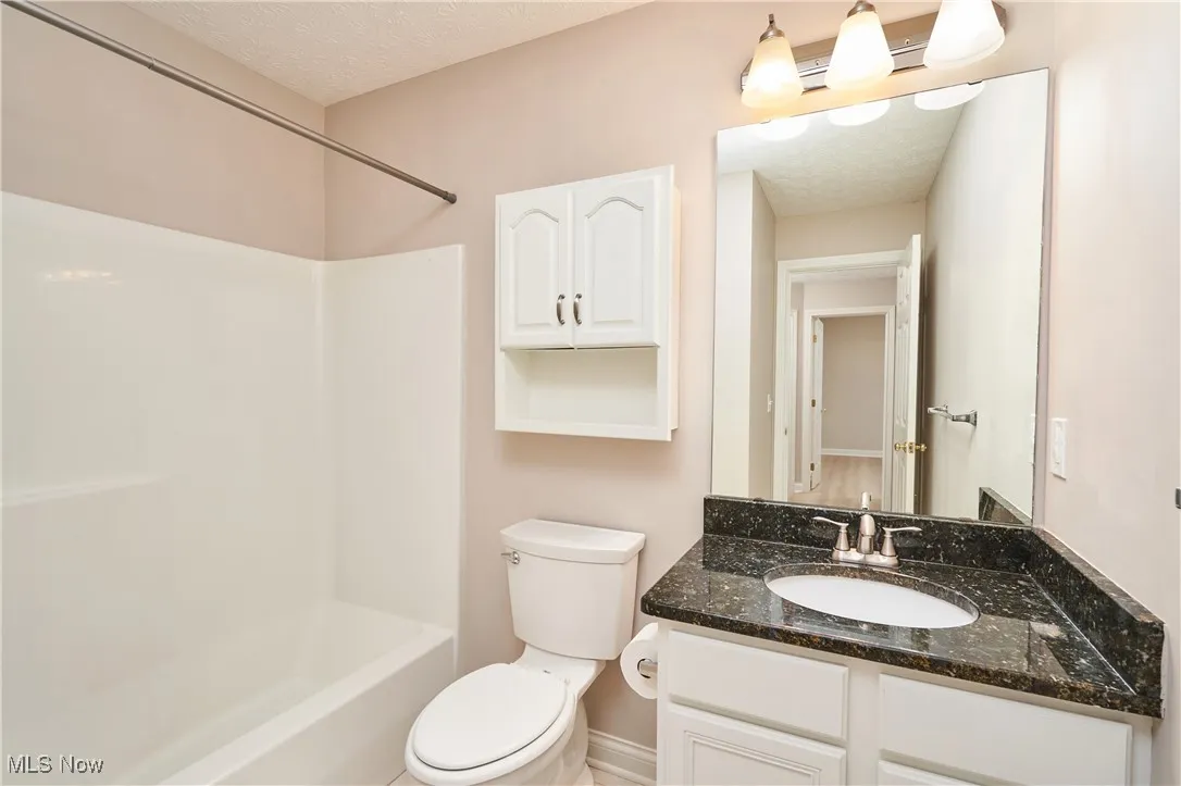 2nd full bath with bathtub