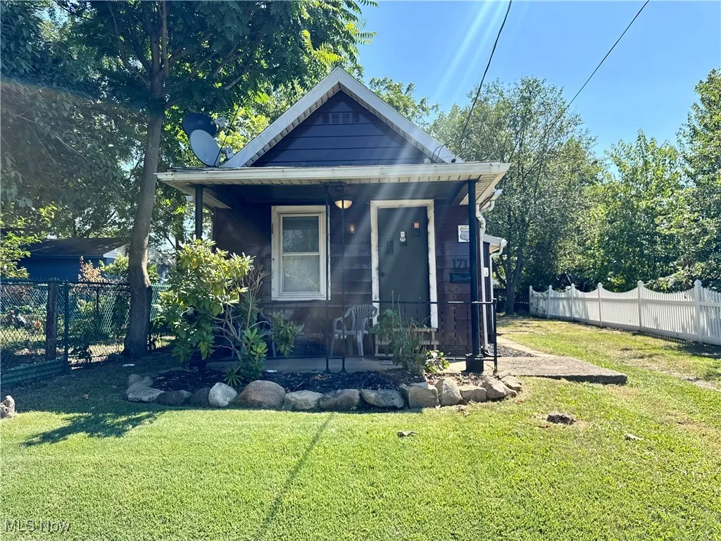 View of front of house featuring a porch