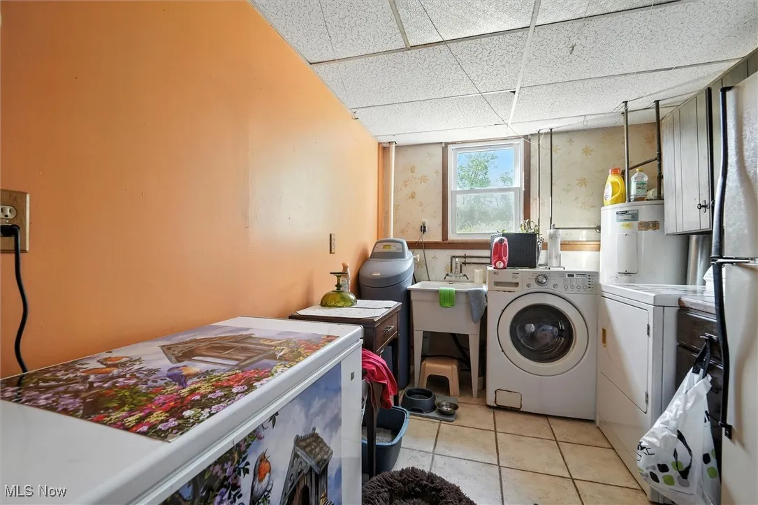 Large laundry room with ceramic tile floor