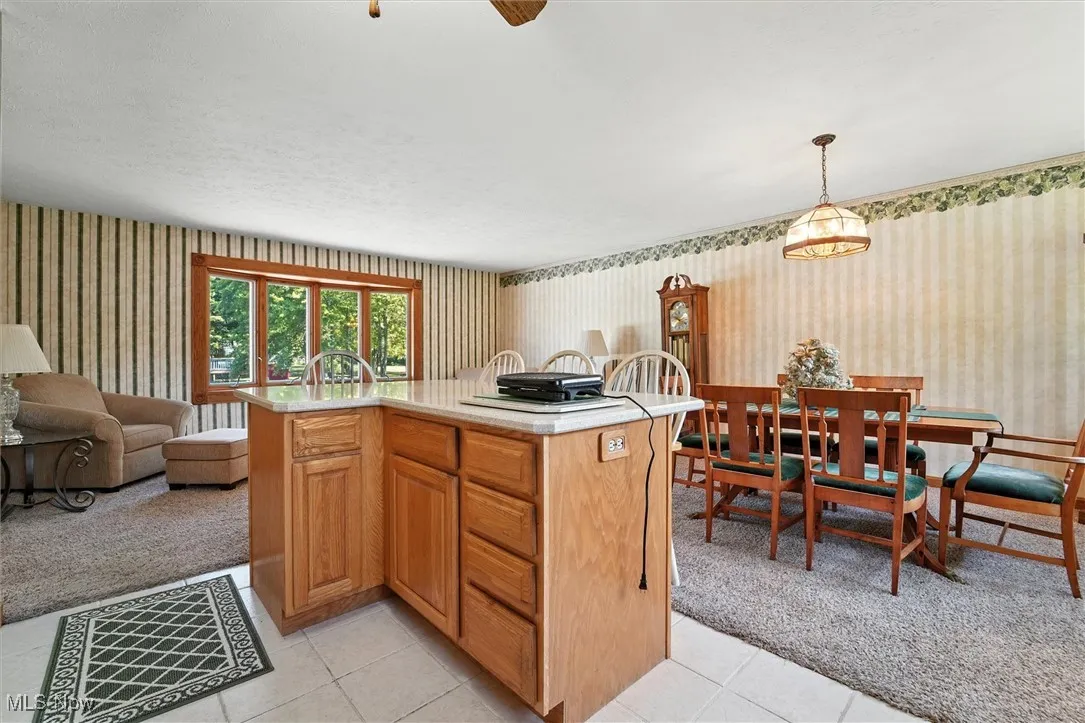 Kitchen with large island - seats 5