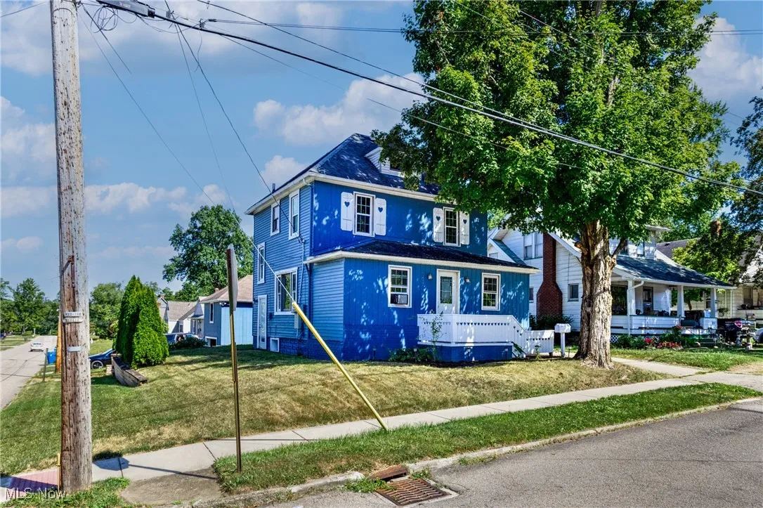 View of front facade featuring a front yard