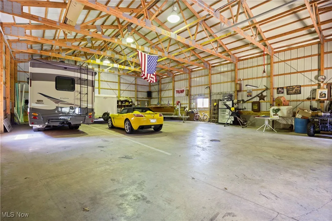 42' x 60' concrete floor
with electric