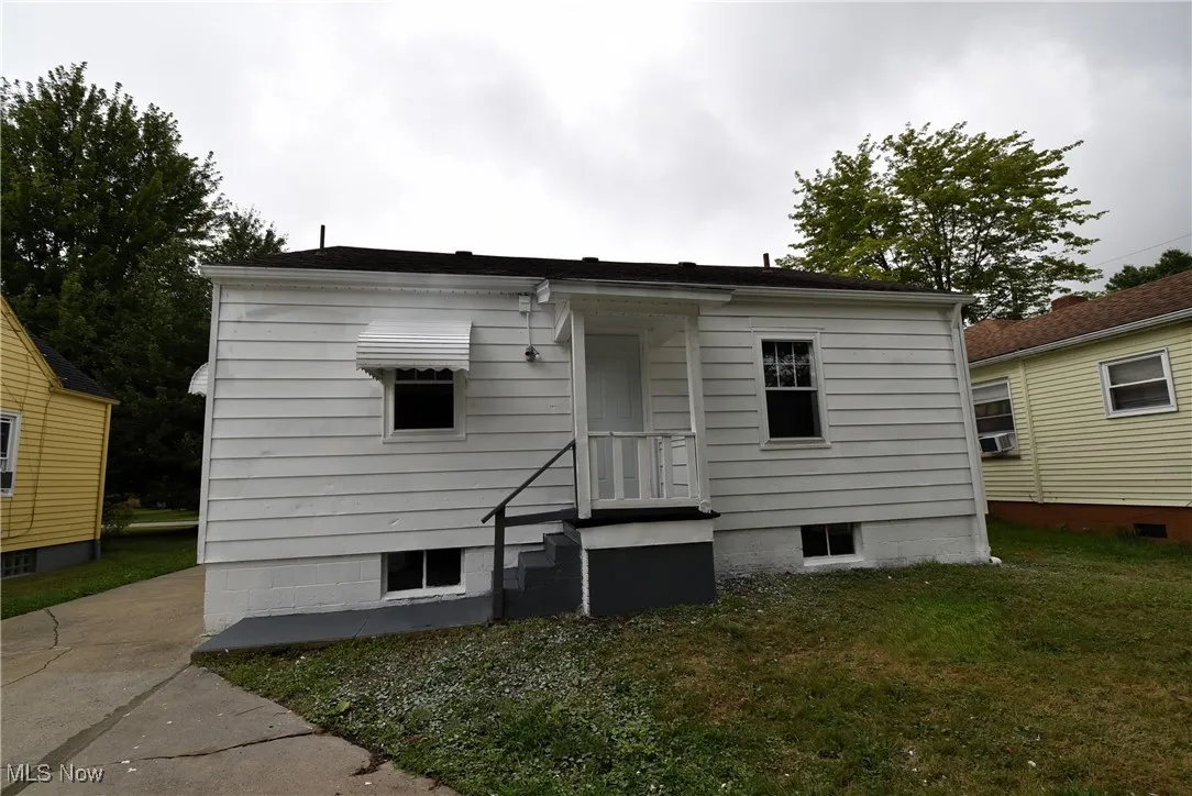 View of front of house featuring a front yard