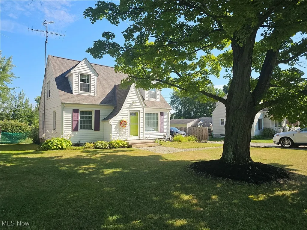 New england style home featuring a shingled roof