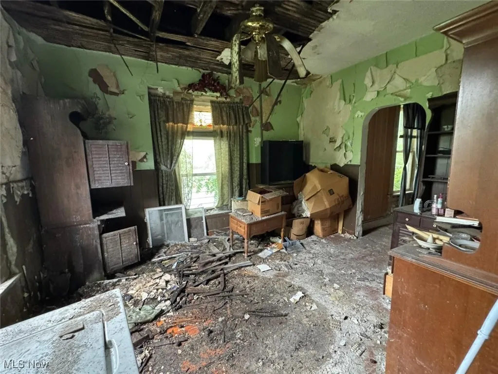 Misc room featuring arched walkways and a ceiling fan