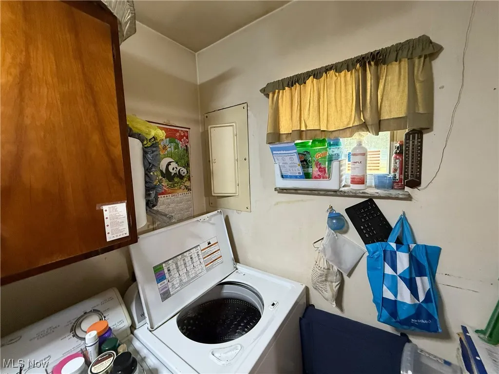 Laundry room with washer / clothes dryer and electric panel