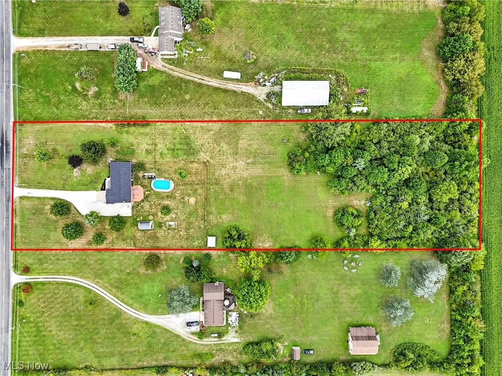 Aerial overview of property's location featuring property boundaries highlighted