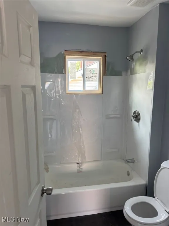Bathroom with washtub / shower combination and toilet