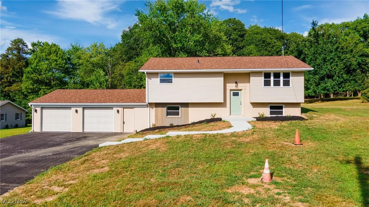 Bi-level home featuring a front yard