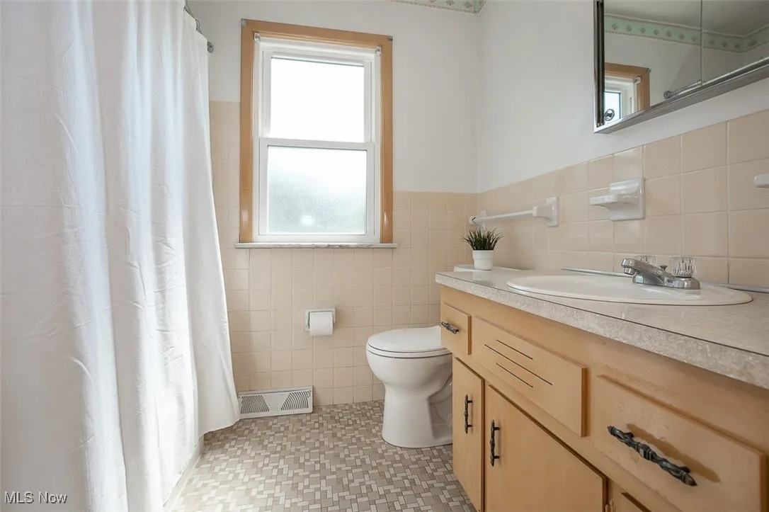 Main floor full bath.