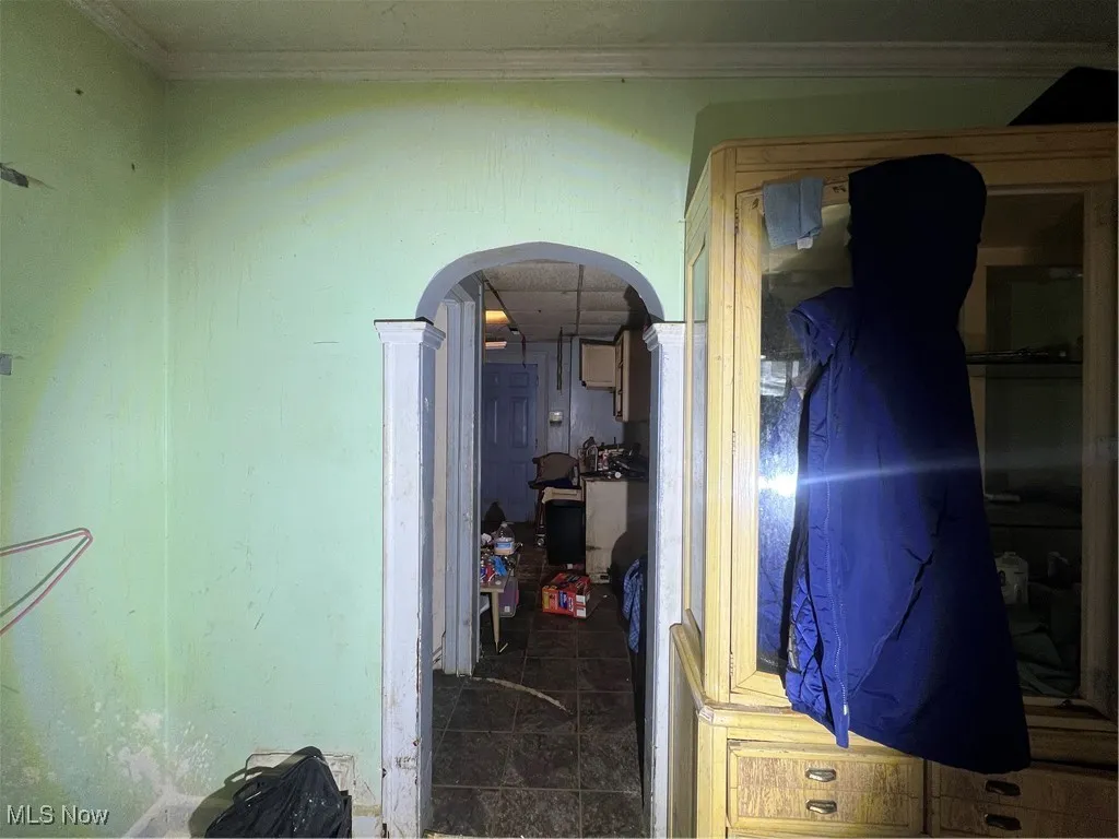 ENTRY TO KITCHEN