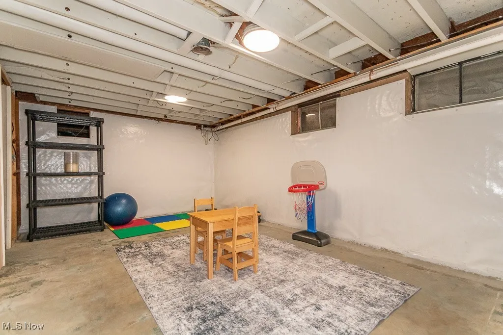 Game room featuring concrete flooring