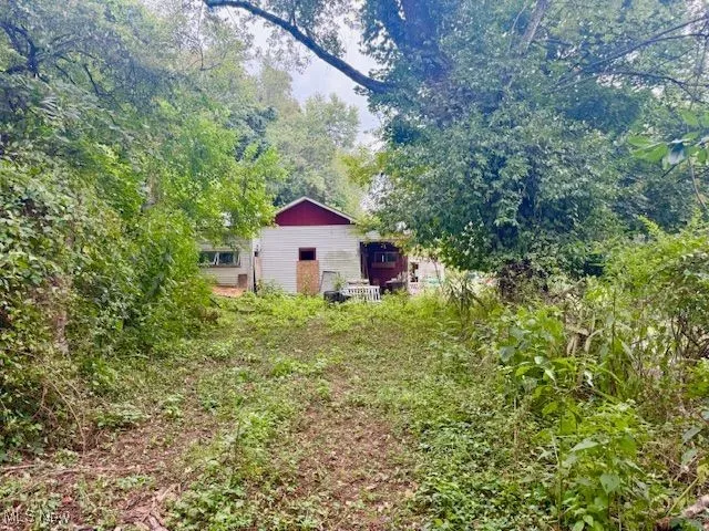 View of yard featuring an outbuilding