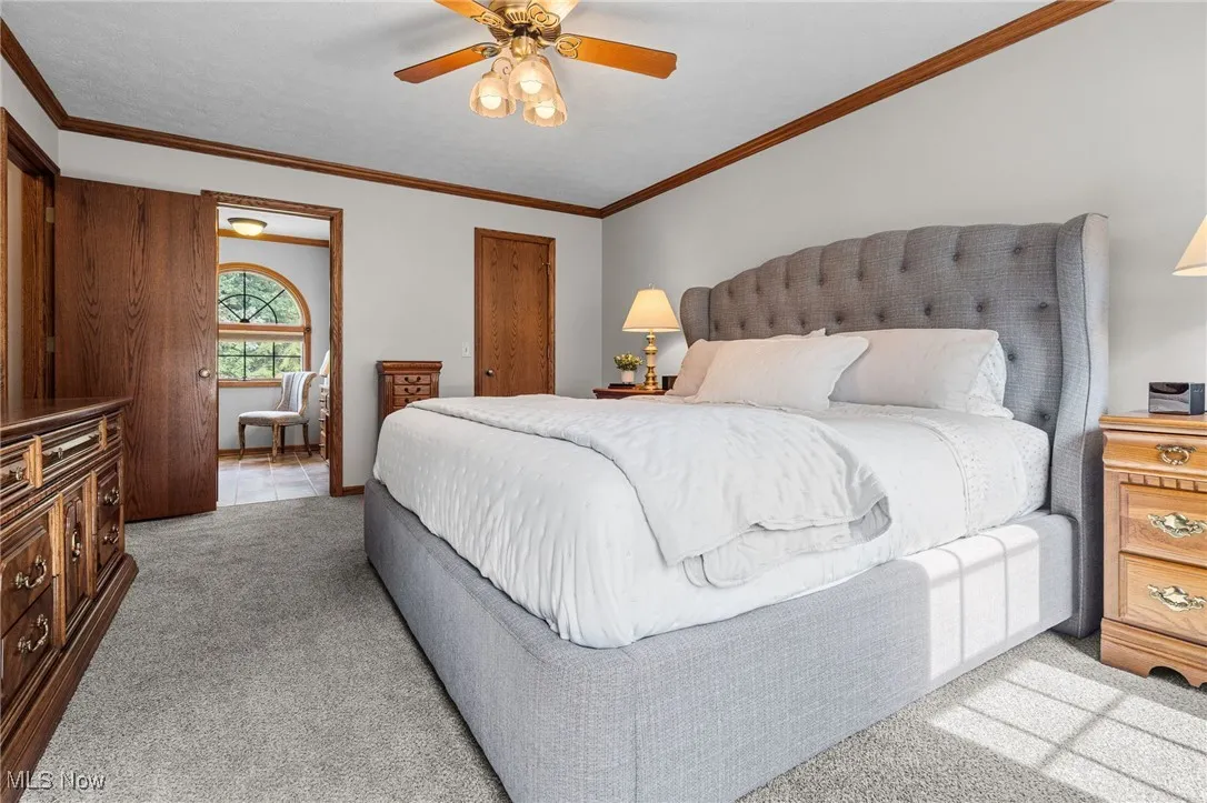 Large primary bedroom.