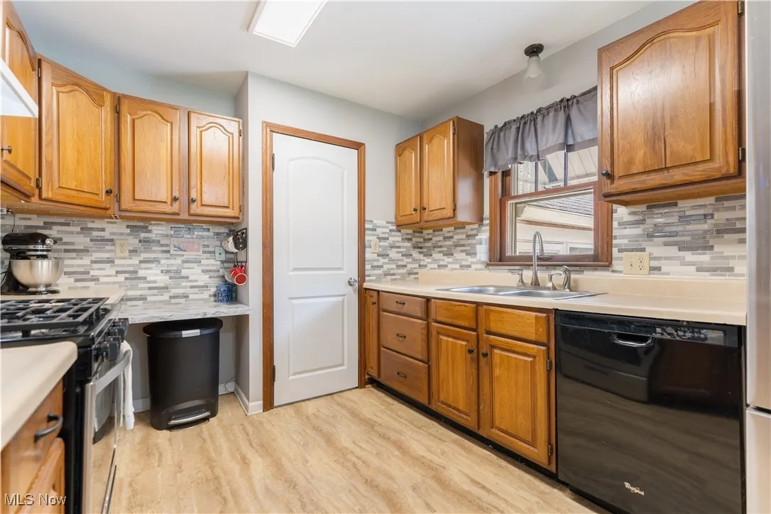 Solid oak cabinets in the​​‌​​​​‌​​‌‌​‌‌​​​‌‌​‌​‌​‌​​​‌​​ Kitchen