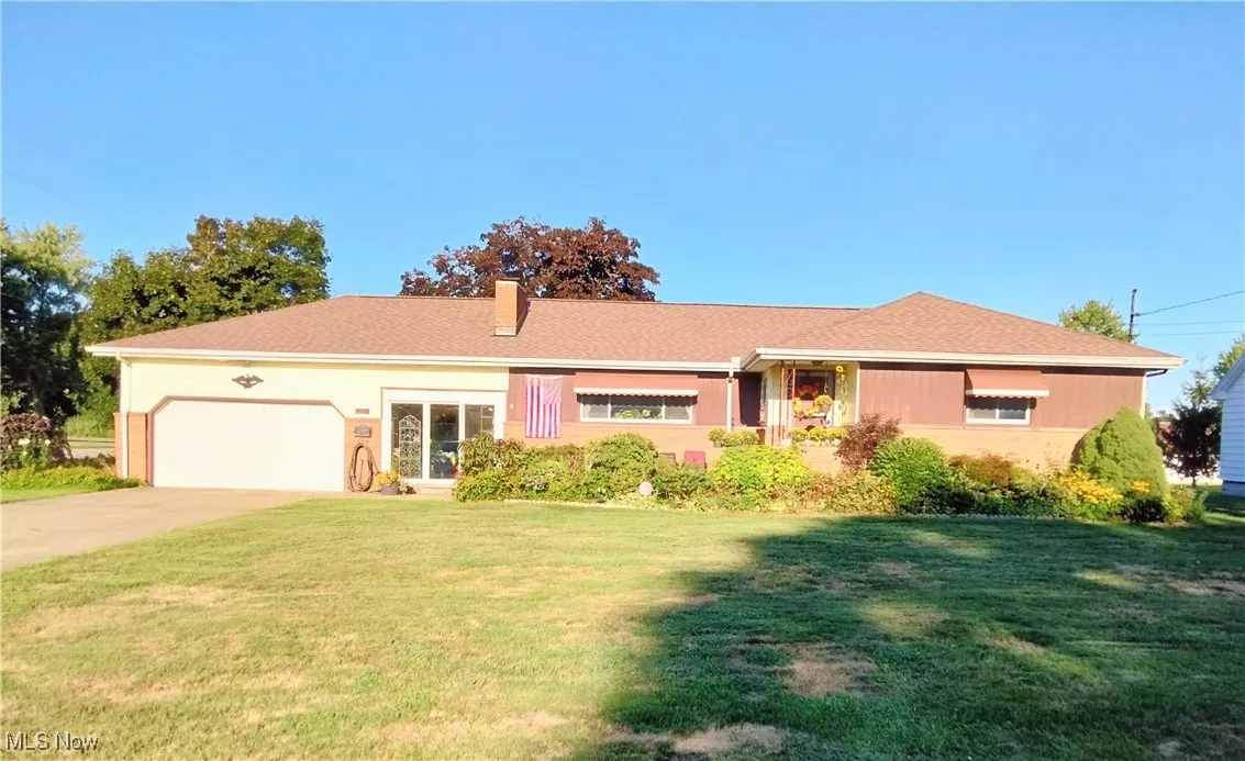 Brick & Vinyl sprawling 3 bedroom, 2 bath on almost a half acre measuring 115 x 175  gated and fenced in  yard with concrete patio gazebo and dog pen/kennel. Central air new furnace. W fireplaces new kitchen and. Baths