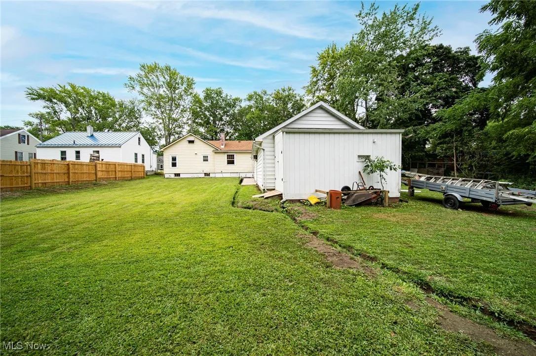 View of yard featuring an outbuilding