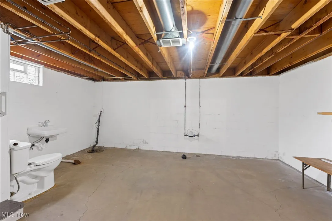 Basement with drainage system