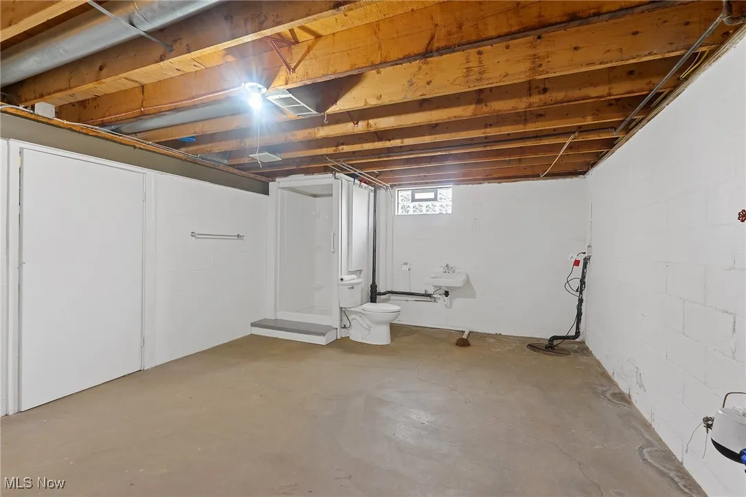Basement with drainage system