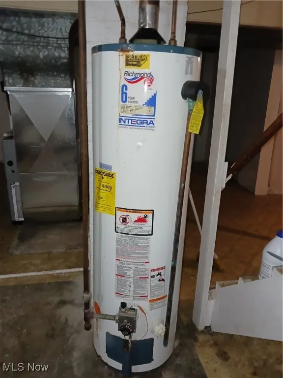 Hot water tank