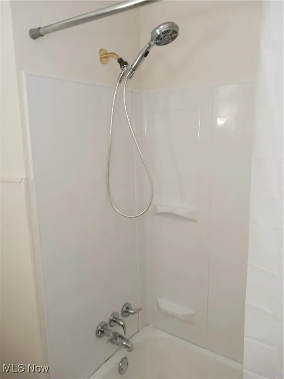 Full bathroom with washtub / shower combination