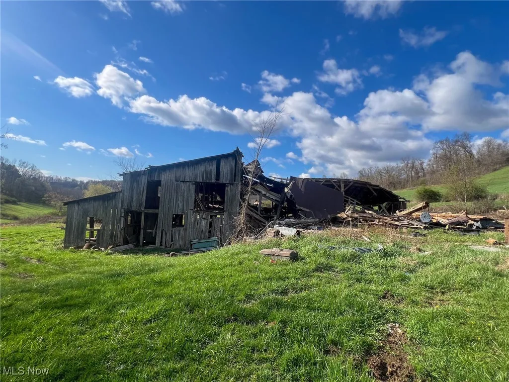 View of yard with an outbuilding