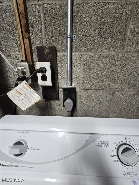 Laundry view of washer / clothes dryer