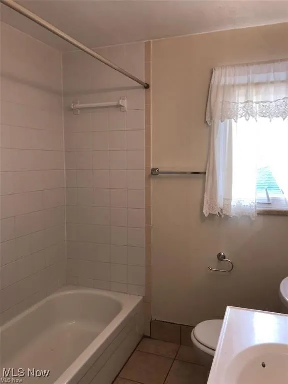 Upper main bathroom