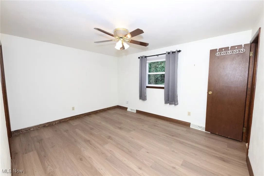 Unfurnished room featuring light wood-style floors and a ceiling fan