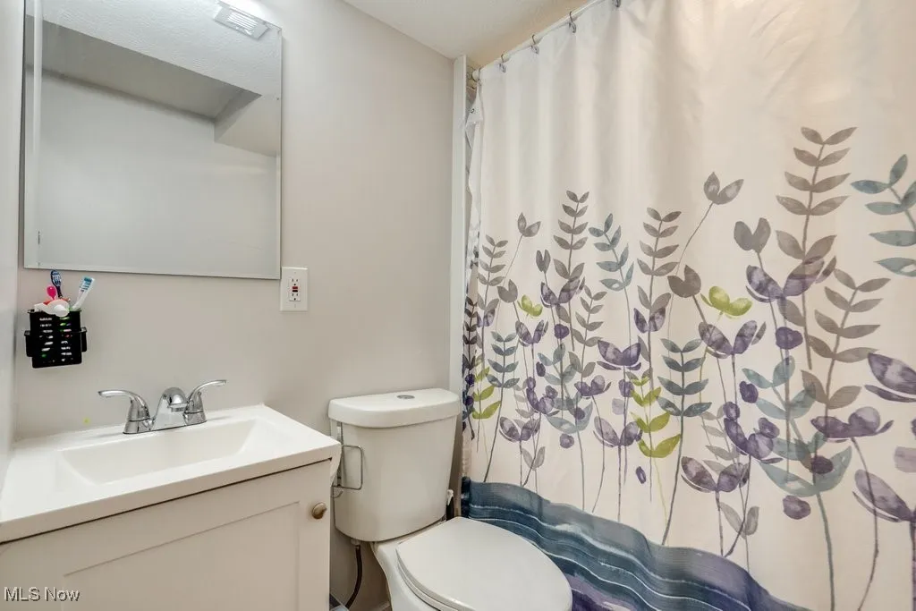 BACK HOUSE MAIN BATH