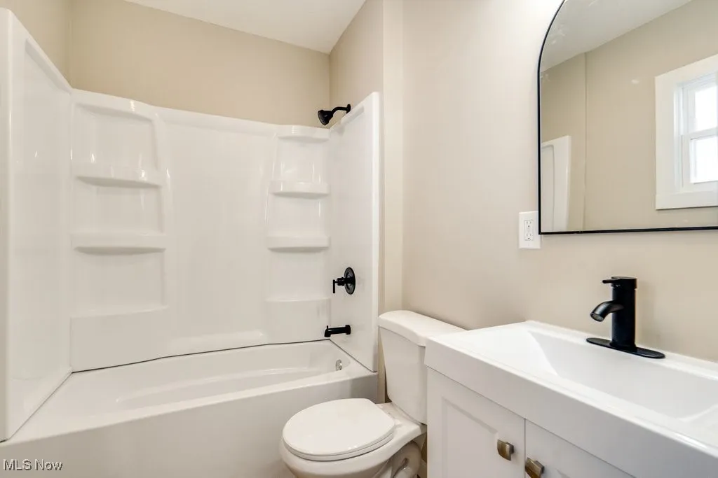 FRONT HOUSE MAIN BATH