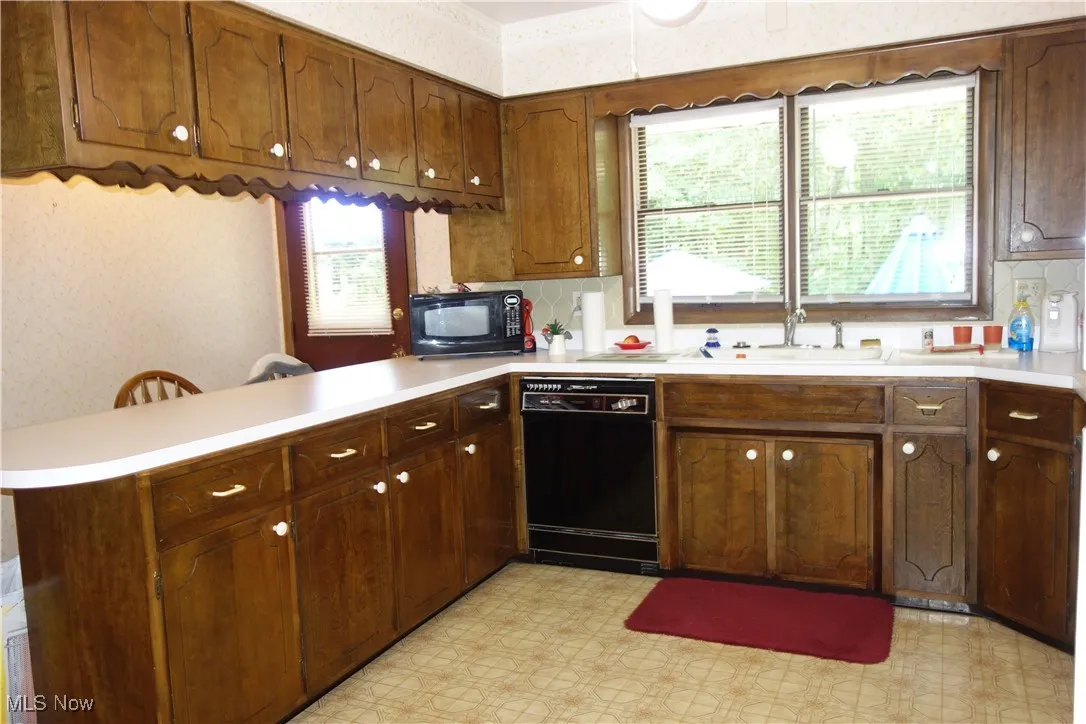 Great big Kitchen w/ plenty of cabinets & appliances