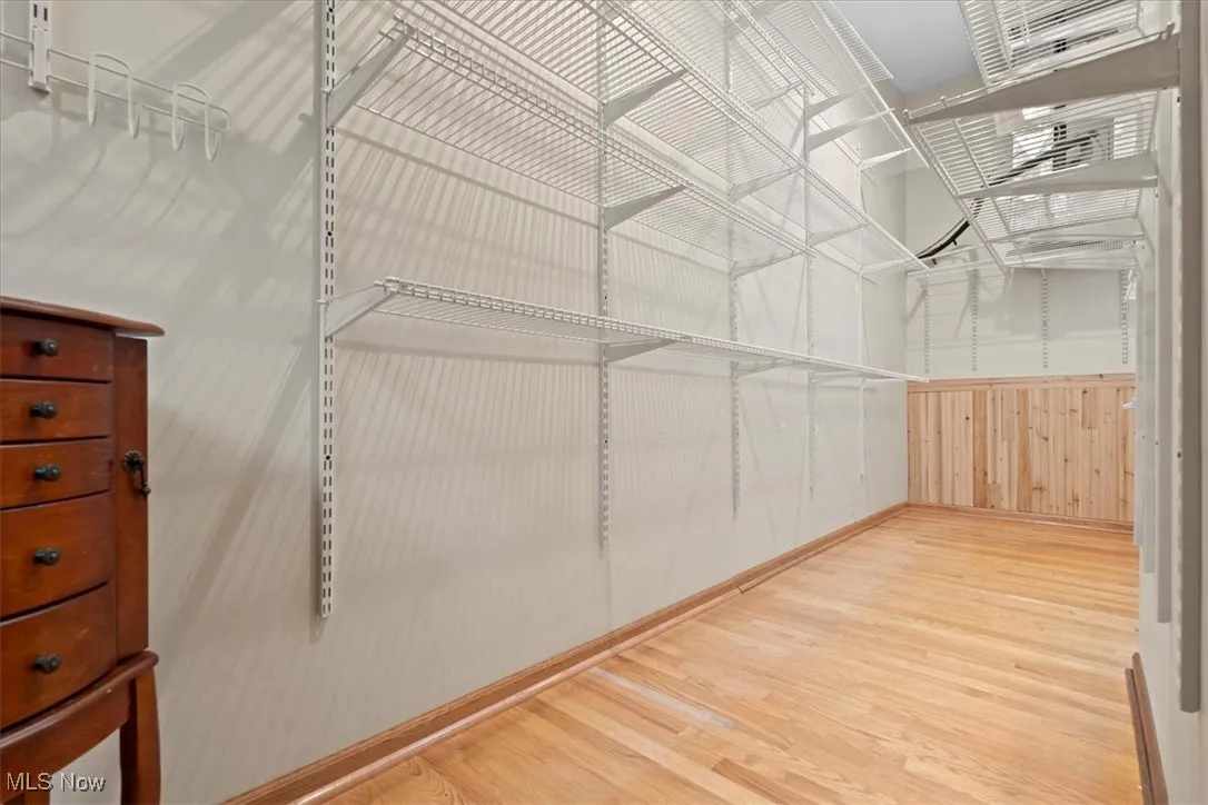 Master Bedroom Huge Walk In Closet
