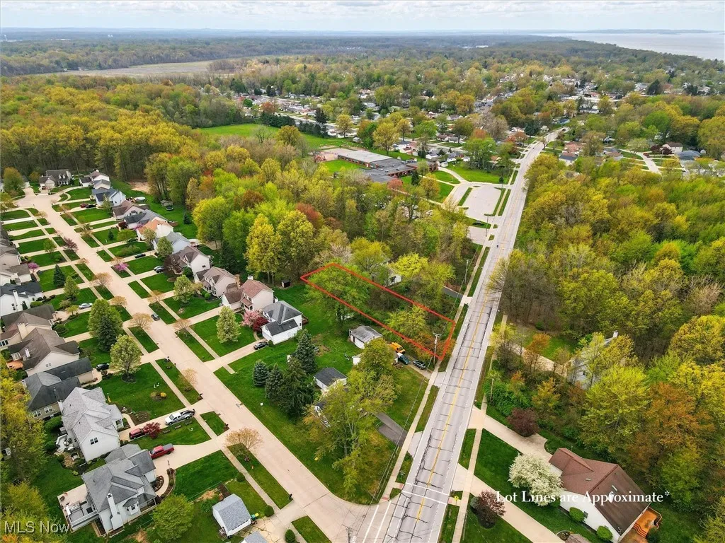 Birds eye view of property featuring a forest view and a residential view