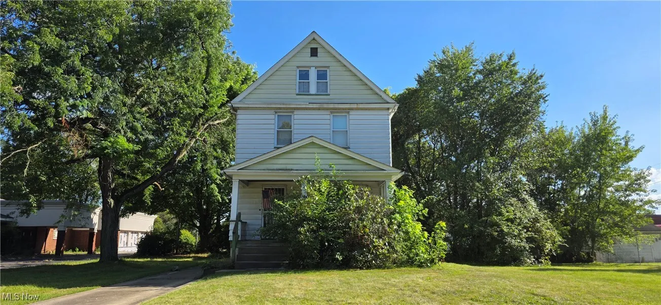 View of front facade featuring a front yard