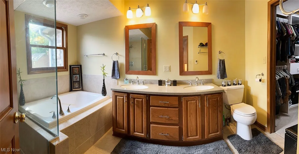 Master ensuite bathroom