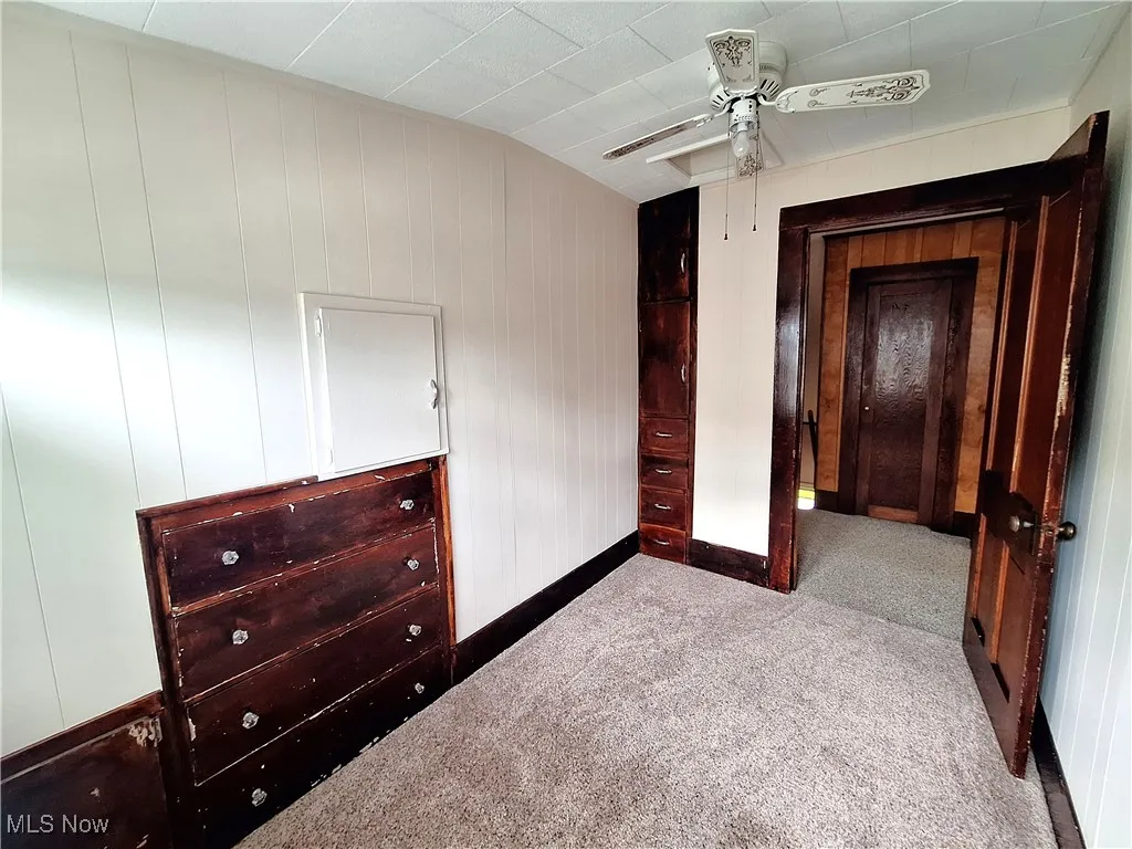 Small bedroom with built-ins